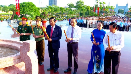 Lãnh đạo Tỉnh ủy, HĐND, UBND, Ủy ban MTTQ Việt Nam tỉnh dâng hương lên Đài tưởng niệm các anh hùng liệt sĩ.