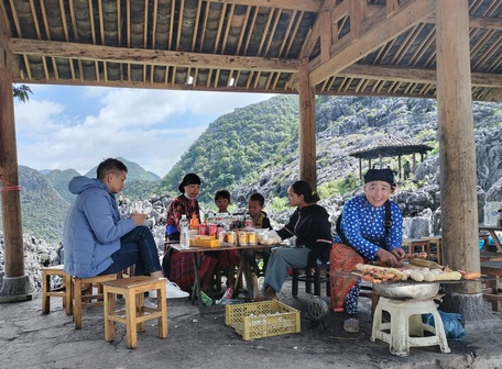 “Bếp nướng” của chị Thò Thị Mấy ở điểm dừng chân, có view tuyệt mỹ là Bãi đá Mặt trăng.