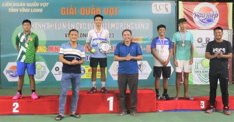 Trao giải cho các VĐV đạt thành tích xuất sắc ở nội dung mini tennis.