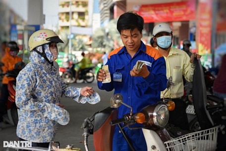  Người dân đổ xăng tại một cửa hàng xăng dầu trên đường Phan Xích Long, quận Phú Nhuận, TPHCM (Ảnh: Nam Anh).