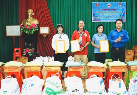 Anh Phan Quốc Khan- Bí thư Đoàn Khối Cơ quan và Doanh nghiệp tỉnh trao thư cảm ơn cho nhà tài trợ.