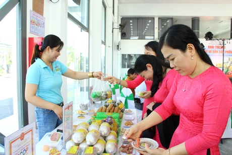 Trưng bày hàng hóa tại các điểm du lịch là cơ hội cho các doanh nghiệp mở rộng thị trường tiêu thụ.