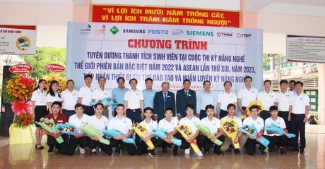 Tuyên dương, khen thưởng 14 sinh viên đạt thành tích cao.