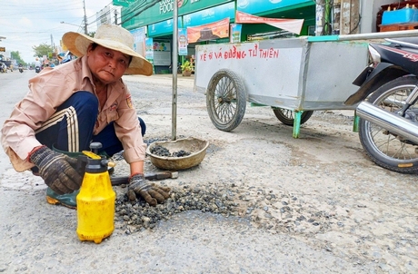 Không chỉ xuất tiền túi mua vật liệu mà ông Út Nhỏ còn tự mình góp sức để sửa đường.