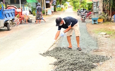 Với tấm lòng vì cộng đồng, ông Sáu Vân vá đường để làm việc có ích cho địa phương, cho người dân.