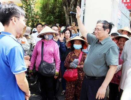 Thủ tướng Chính phủ Phạm Minh Chính đã đến gặp gỡ, thăm hỏi, động viên người dân và các hộ dân bị ảnh hưởng bởi sạt lở.