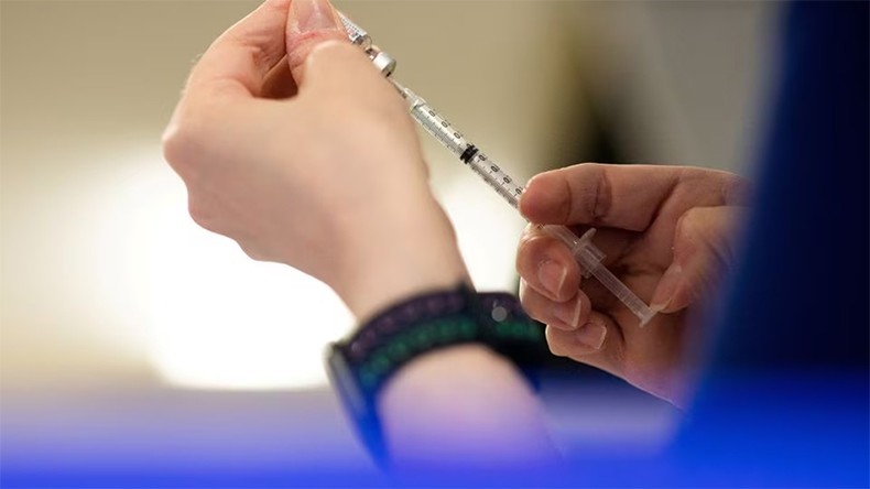 Vaccine ngừa Covid-19 vẫn có khả năng chống lại các biến thể mới. (Ảnh: Reuters)