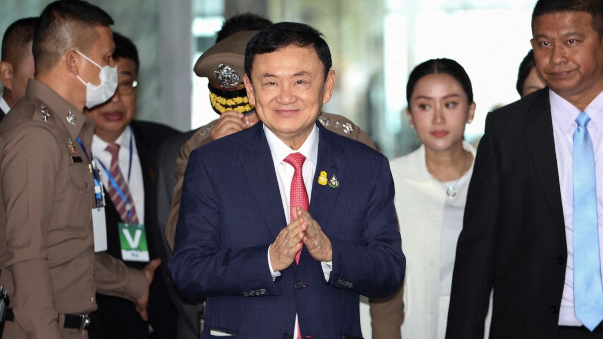 Cựu Thủ tướng Thái Lan Thaksin tại sảnh sân bay Don Mueang ở Bangkok (Ảnh: Reuters)