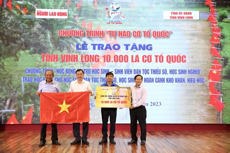 Nguyên Phó Thủ tướng Thường trực Chính phủ Trương Hòa Bình và lãnh đạo Báo Người Lao động trao cờ cho tỉnh Vĩnh Long.