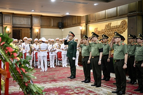 Đoàn Đảng ủy Công an Trung ương, Bộ Công an do Đại tướng Tô Lâm, Bộ trưởng Bộ Công an làm Trưởng đoàn vào viếng đồng chí Lê Văn Thành. Ảnh VGP/Nhật Bắc