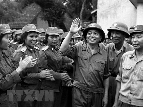 Đại tướng Võ Nguyên Giáp thăm các đơn vị nữ thông tin và nữ quân y đã tham gia Lễ Duyệt binh ngày 1/5/1973.