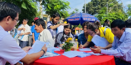  Người lao động và học sinh, sinh viên tham gia phiên giao dịch việc làm huyện Long Hồ năm 2023.