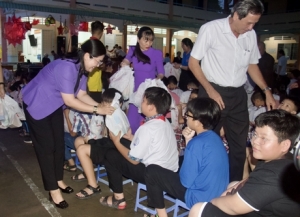 Trưởng Ban Tuyên giáo Tỉnh ủy- Nguyễn Thị Minh Trang vui Tết Trung thu với thiếu nhi xã Thanh Đức