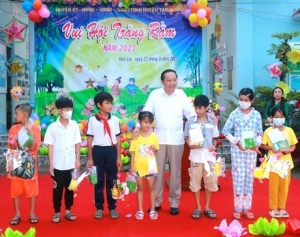 Phó Bí thư Thường trực Tỉnh ủy- Nguyễn Thành Thế tặng quà trung thu cho thiếu nhi xã Hòa Lộc
