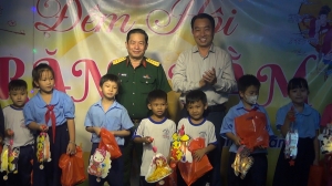 Chủ tịch UBND tỉnh- Lữ Quang Ngời vui Tết Trung thu cùng thiếu nhi phường Tân Hội