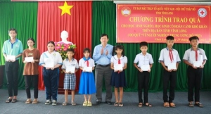 Trao 20 phần quà cho học sinh có hoàn cảnh khó khăn