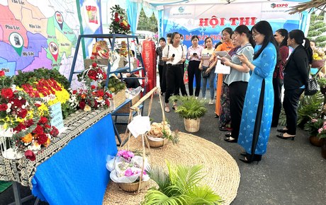 Ban giám khảo hội thi chấm điểm phần trưng bày và thuyết trình của mỗi đội.