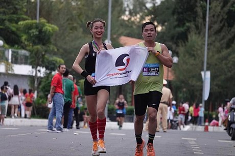 Các VĐV ấn tượng với cảnh đẹp của Cần Thơ khi tham gia giải marathon này. Ảnh: DUY KHÔI