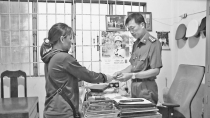 Người bán vé số không tham của rơi